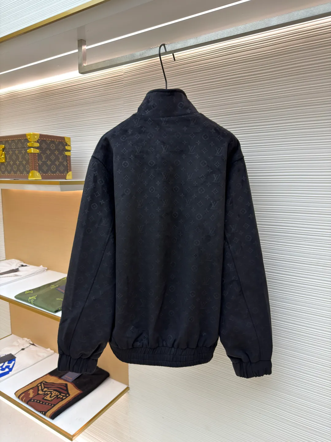 LOUIS VUITTON full-print dark pattern jacket ●Original version: purchased and developed by 36599 ●Item number: 1680959-C20 ●Fabric: suede fabric ●Technology: embossed production ●Version: fitted version ●Weight: about 1155 grams ●Size: 46-48-50-52 ●Description: 100% genuine leather imported suede leather, custom molded and embossed logo. The inner collar and hem threads are made of genuine leather, non-knitted threads, and the upper body is high-end fashion. The overall wiring is straight and delicate, the fabric is comfortable and soft, and the color is consistent without color difference. It can be matched with the same style to create a fashionable look and control various occasions. Customized accessories, complete with three standards, same style for men and women!